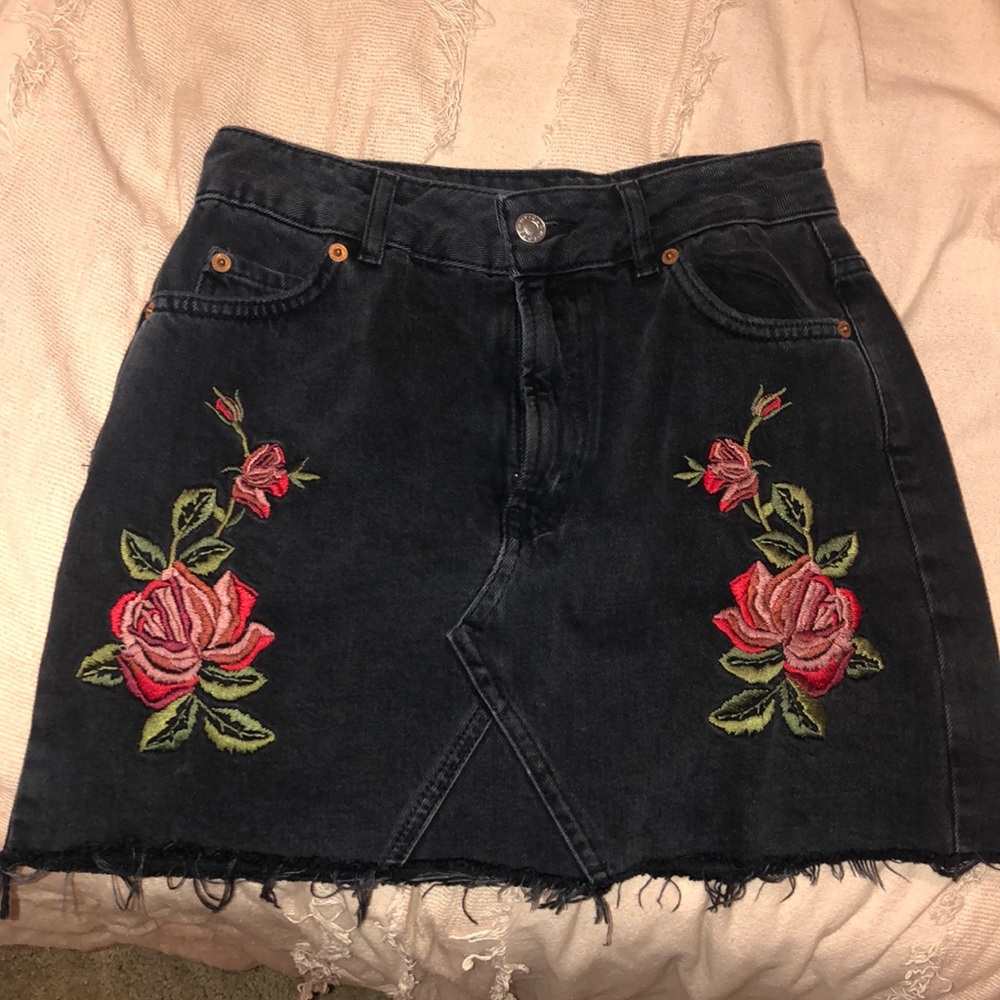 Top shop flower design black skirt - size 4